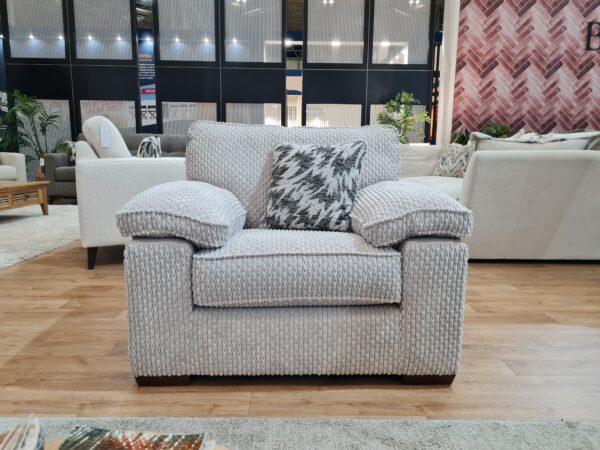 Lara-armchair-featured